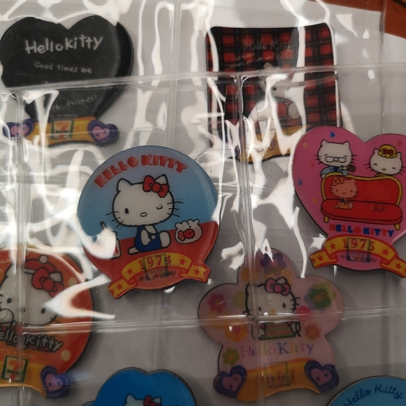 Sanrio Hello Kitty 30th Anniversary 7-11 Hologram 30 Magnets From 1974 Taiwan - Picture 3 of 9